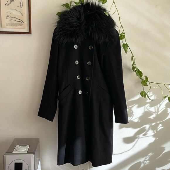 Elegant, beautiful Tahari faux fur trim wool coat. Fur collar is detachable. - Picture 1 of 5